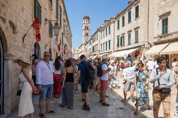 Dubrovnik pun turista unatoč toplinskom valu
