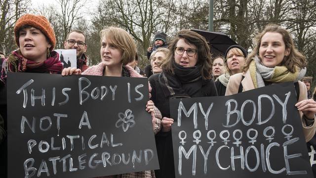 Bruxelles: Prosvjed feministi?kih organizacija protiv strožih zakona o abortusu u Poljskoj