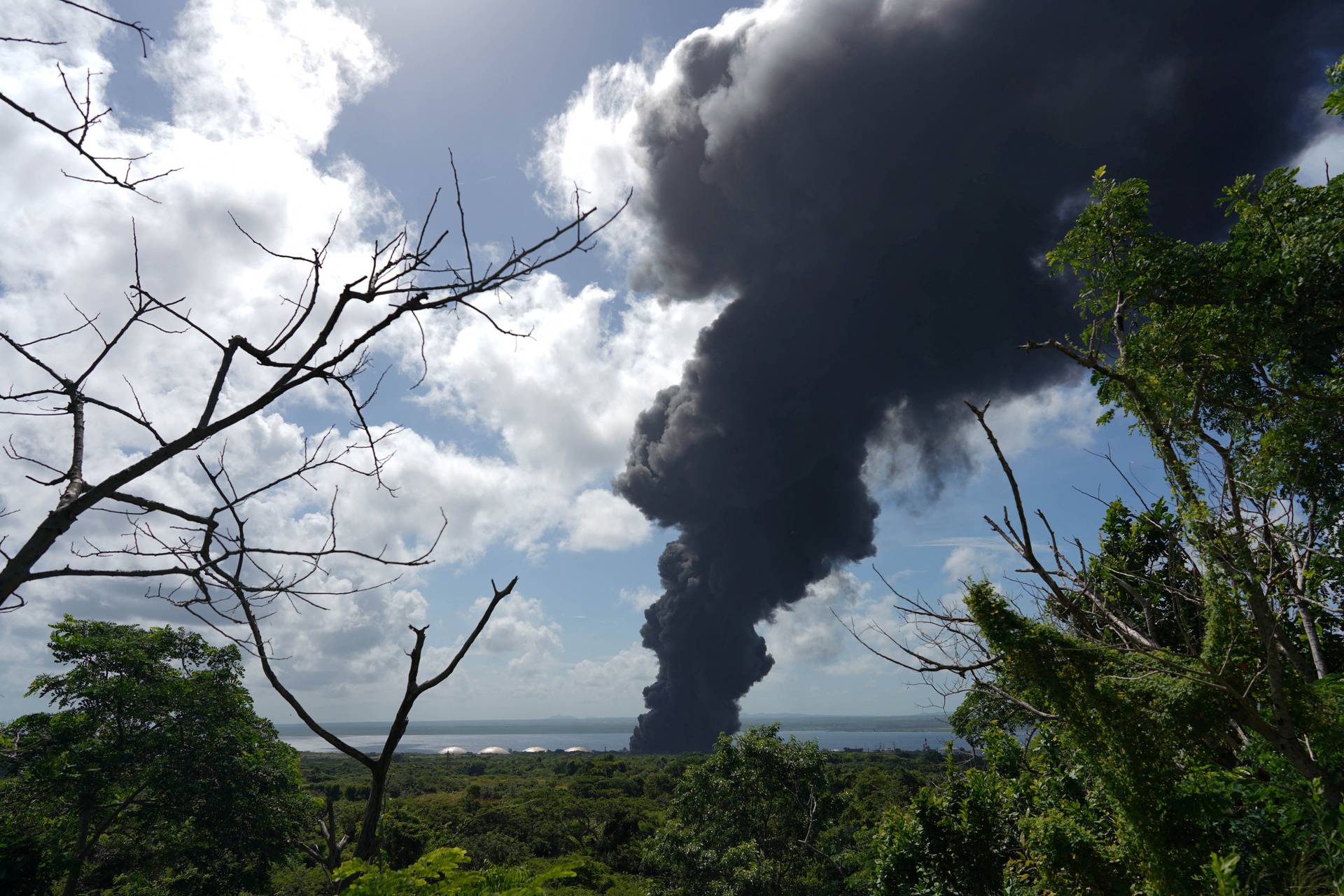 Major fire spreads at Cuban fuel storage facility hit by lightning