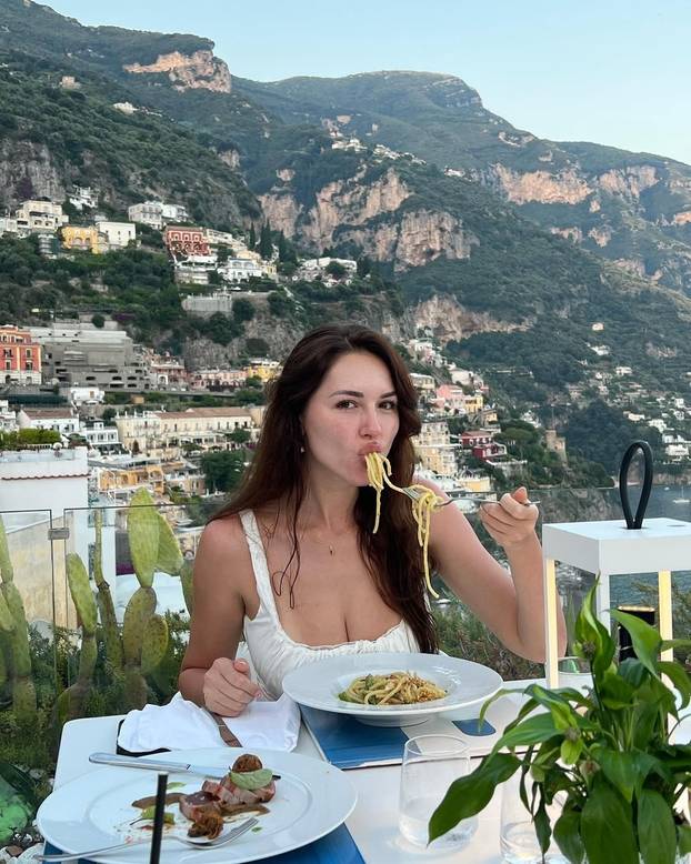 FOTO Za njom uzdišu milijuni: 'Nemam ni gram silikona! Moje su grudi genetika'. Tko je Ana?