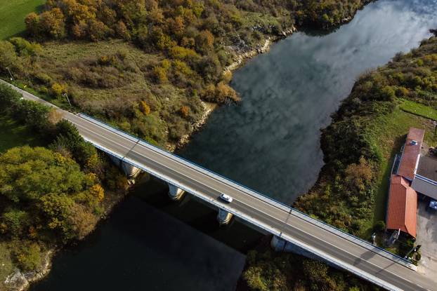 Pogled iz zraka na predivnu rijeku Liku u jesen koja osvaja na prvi pogled
