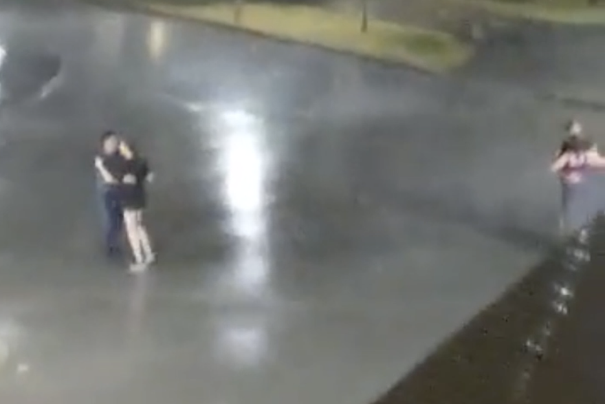 Dva para plešu na kiši ispred studentskog doma Stjepan Radić u Zagrebu
