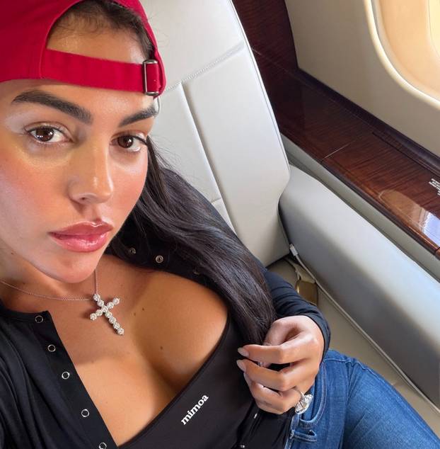 FOTO Georgina na ljetovanju izbacila bujne grudi, ali su svi gledali u ogromni dijamant