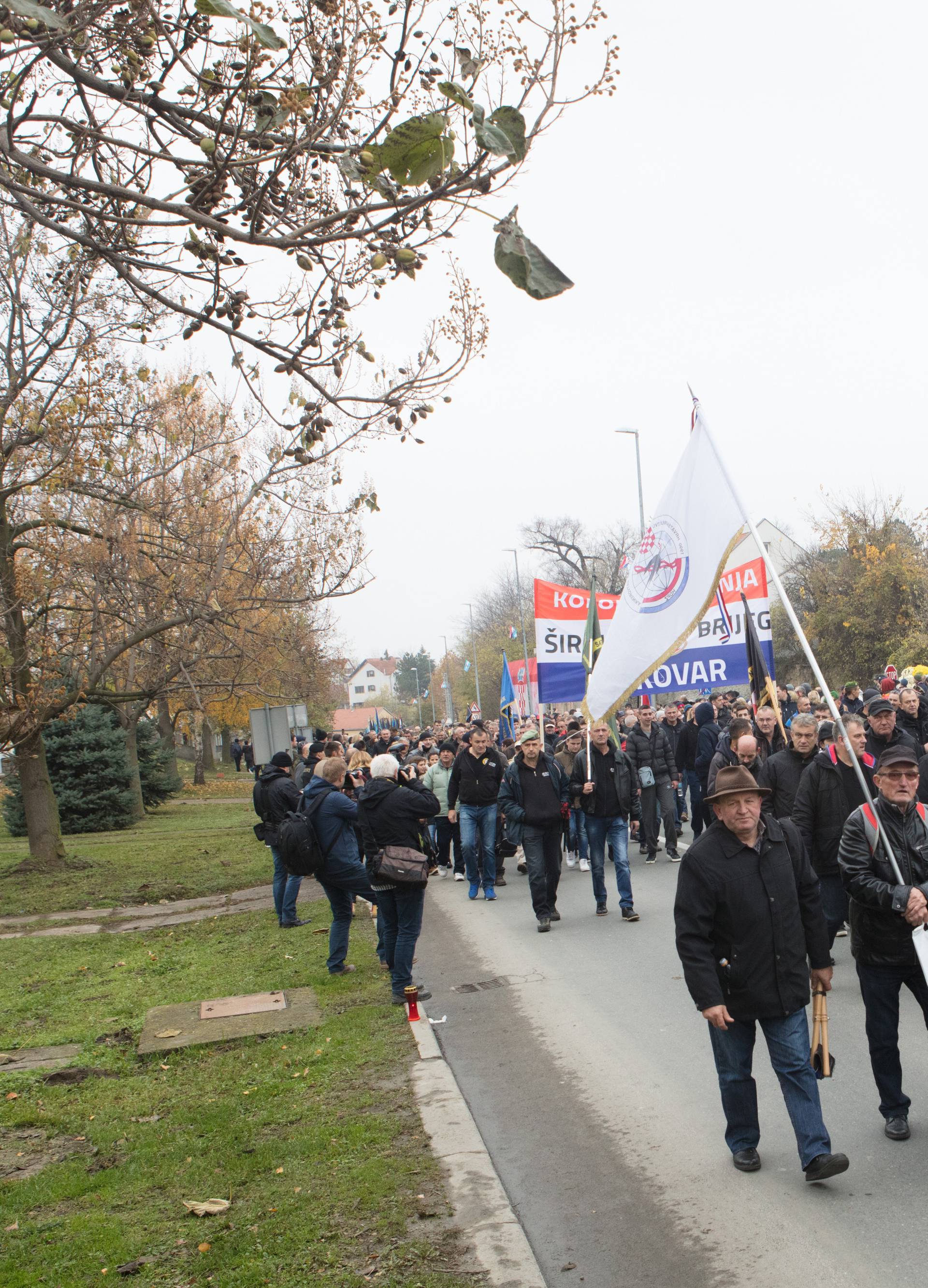 Hrvati iz BiH stižu u Vukovar, kolona već krenula iz Orašja