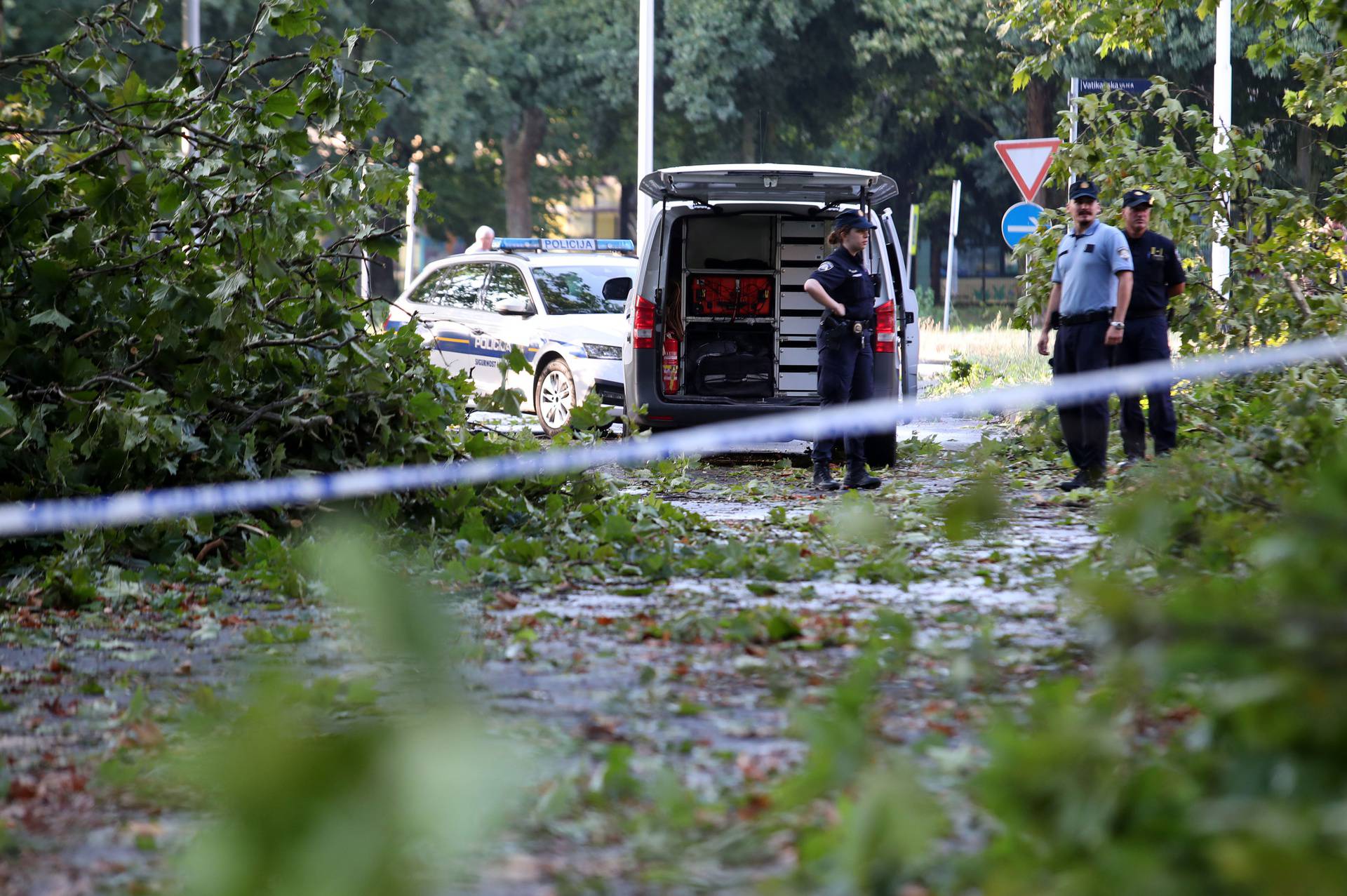 Zagreb: U jakom nevremenu koje je pogodilo grad jedna osoba je smrtno stradala 