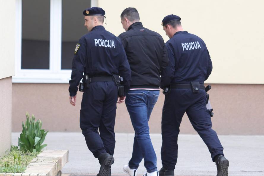 Osijek: Privođenje Marka Ajčeka, bivšeg načelnika Općine Gradina, osumnjičenog za malverzacije 