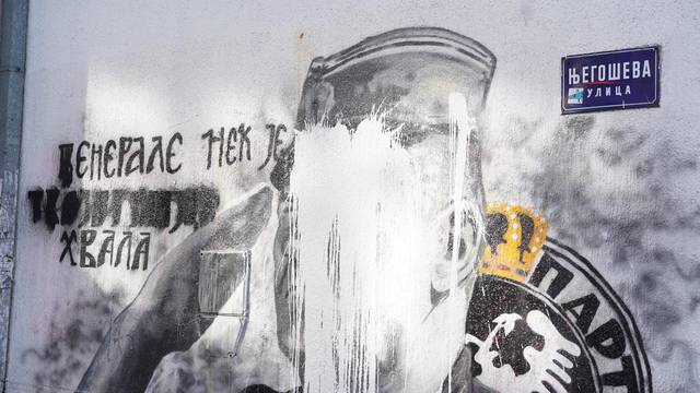 Krečom na zločinca: Uništili su mural Ratku Mladić u Beogradu