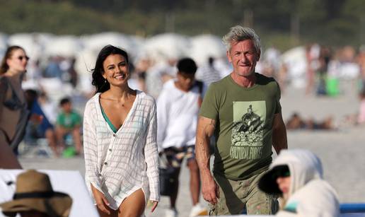 Sean Penn (63) uživao na plaži s 24 godine mlađom glumicom