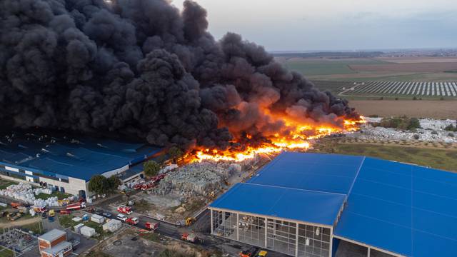 Pogled iz zraka na požar u osječkoj tvrtki za preradu plastike "Drava International"
