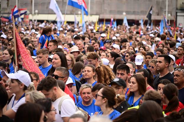 Zagreb: Dolazak hodočasnika Antunovskog hoda na Trg bana Josipa Jelačića