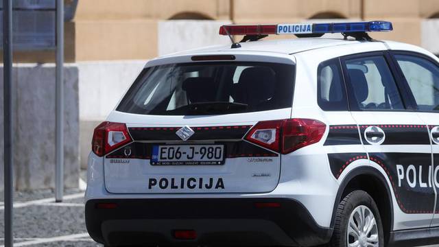 Sarajevo: Policijski automobil parkiran pored znaka za zabranu parkiranja