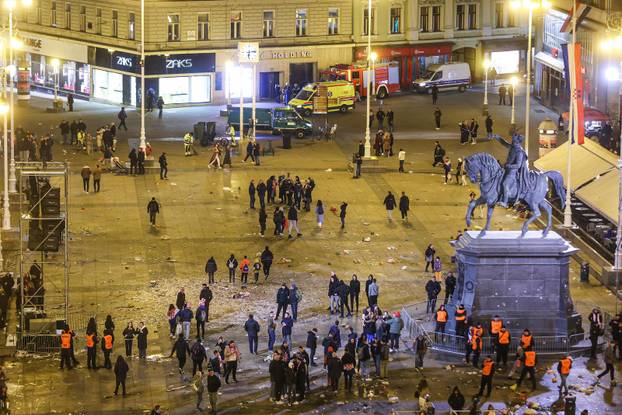 Zagreb: Ubrzo nakon završetka dočeka počelo je čišćenje trga 
