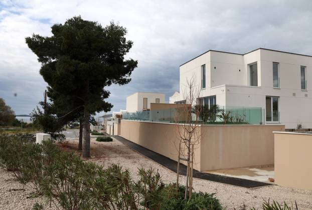 Šibenik: Novoizgrađene vile na plaži Rezalište u Brodarici