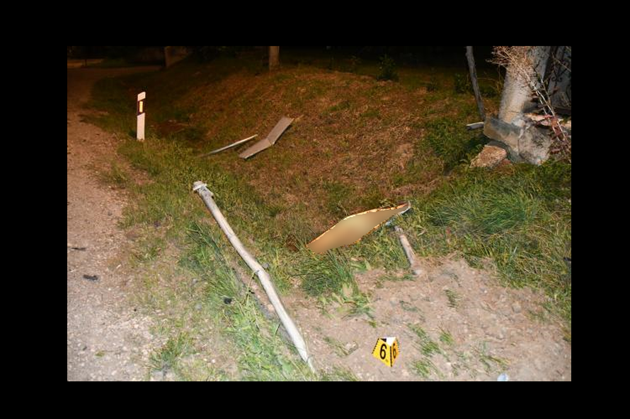 FOTO Pijan izletio kraj Zeline pa rušio sve pred sobom: Pokosio stupove i znakove Mercedesom