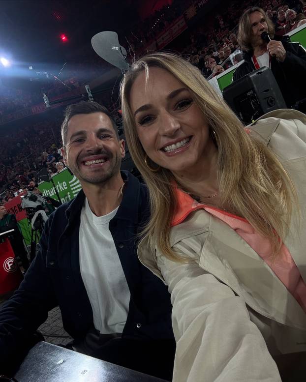 FOTO Napravila gaf uživo koji je obišao Europu. Atraktivna TV voditeljica ljubi Kovačeva šefa