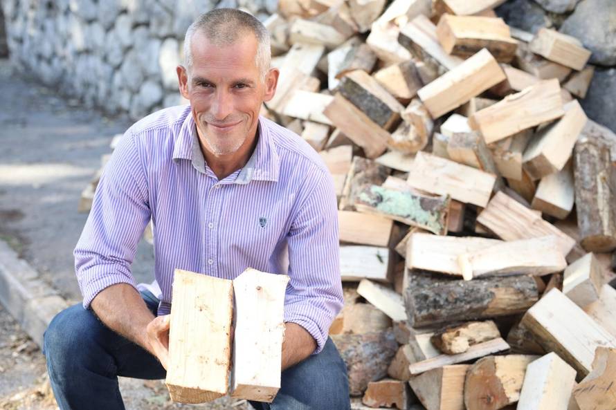 Samohranoj majci darovao drva za zimu: 'Dječji osmijeh je sve'