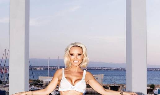 FOTO Wow, koje obline! Maja &Scaron;uput pozirala u bikiniju, jedva je obuzdao njene bujne adute