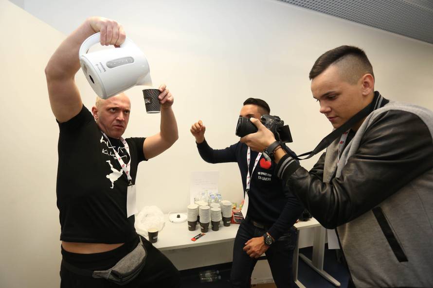 Youtuberi završavaju zadnje pripreme prije odlaska na binu