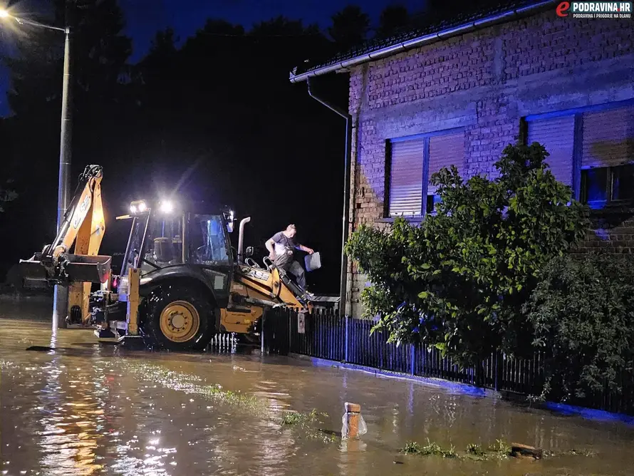 FOTO Rasinju pogodila poplava, iz podruma izvukli mrtvu ženu: 'Probali smo ju oživljavati...'