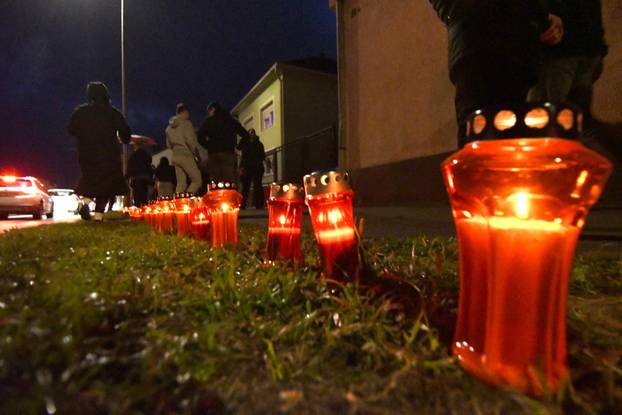 Bjelovar: Zapaljene svijeće u sjećanje na Vukovar 