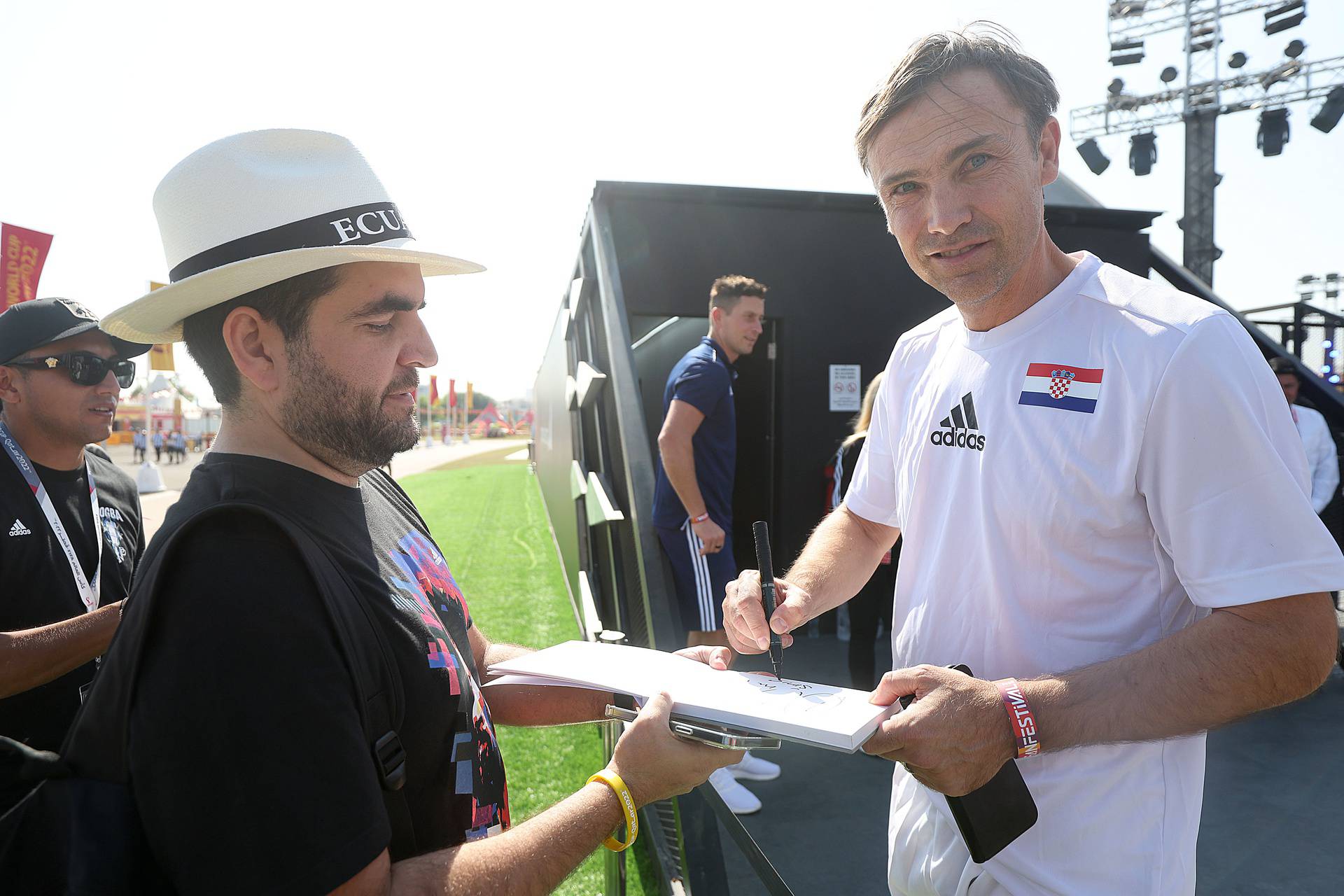 KATAR 2022 - Dario Šimić dijelio autograme prije utakmice navijača Hrvatska - Kanada