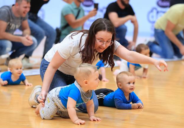 Zagreb: U poluvremenu utakmice KK Dinamo Zagreb - KK Cedevita održana je utrka beba