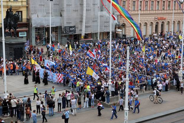 Zagreb: Dolazak hodočasnika Antunovskog hoda na Trg bana Josipa Jelačića