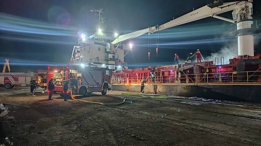 Gori brod u luci Ploče, zapalilo se staro ulje na utovaru željeza?