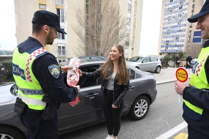 Dan žena i u prometu: Šibenski policajci davali ruže vozačicama