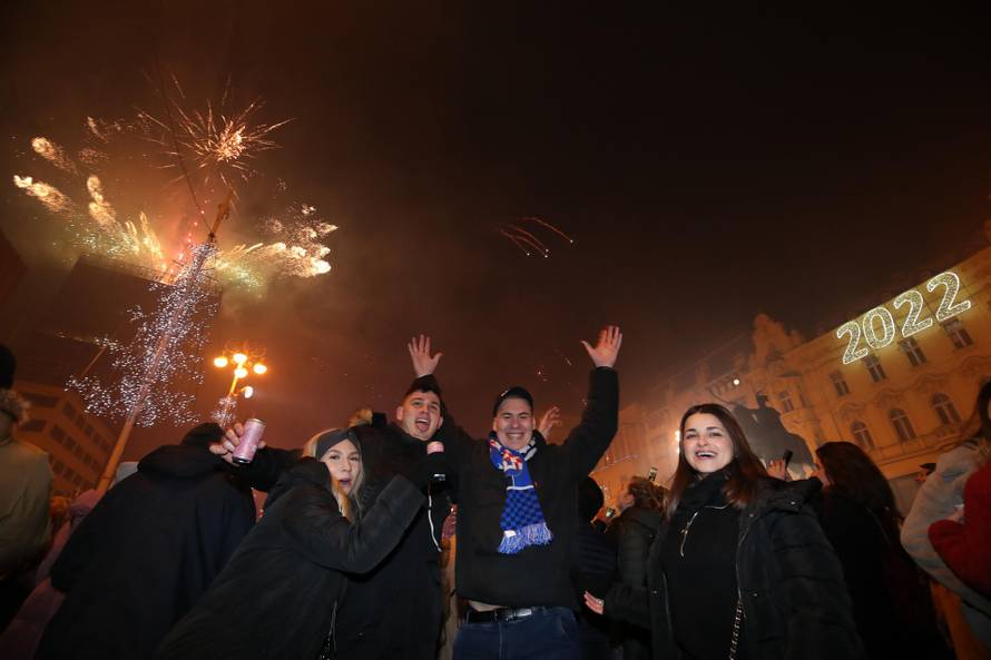 Zagreb: Vatromet iznad Trga bana Jelačića za doček 2022. godine