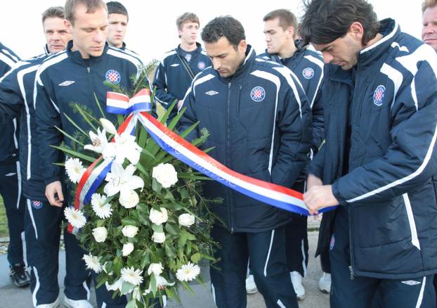 Vukovar: Igra?i Hajduka spomenik na masovnoj grobnici Ov?ara