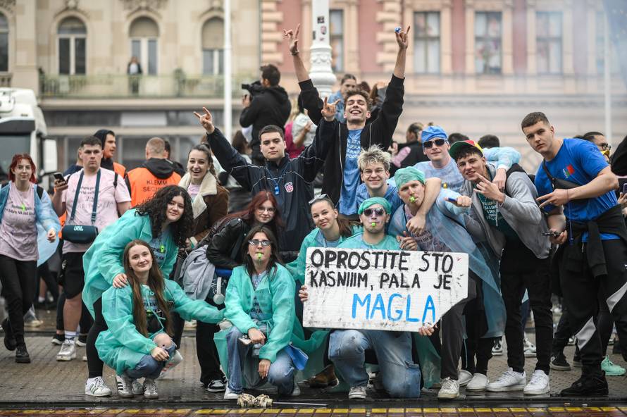 Zagreb: Maturanti se okupili na Trgu bana Jelačića i krenuli prema Bundeku