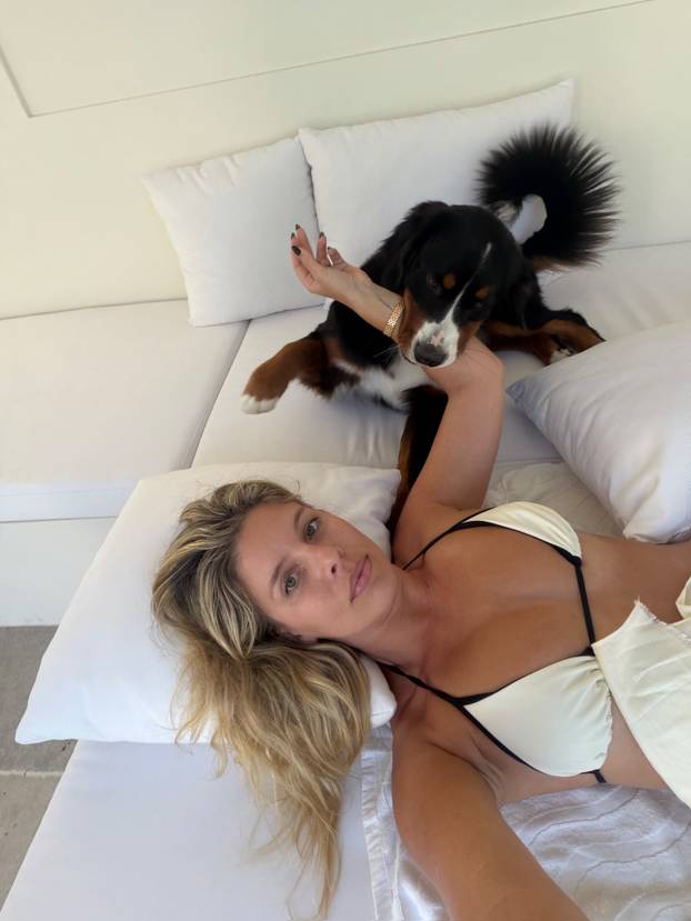 FOTO Ima svoj brend kupaćih, a kad vidite njezino savršeno tijelo, bit će vam sve jasno