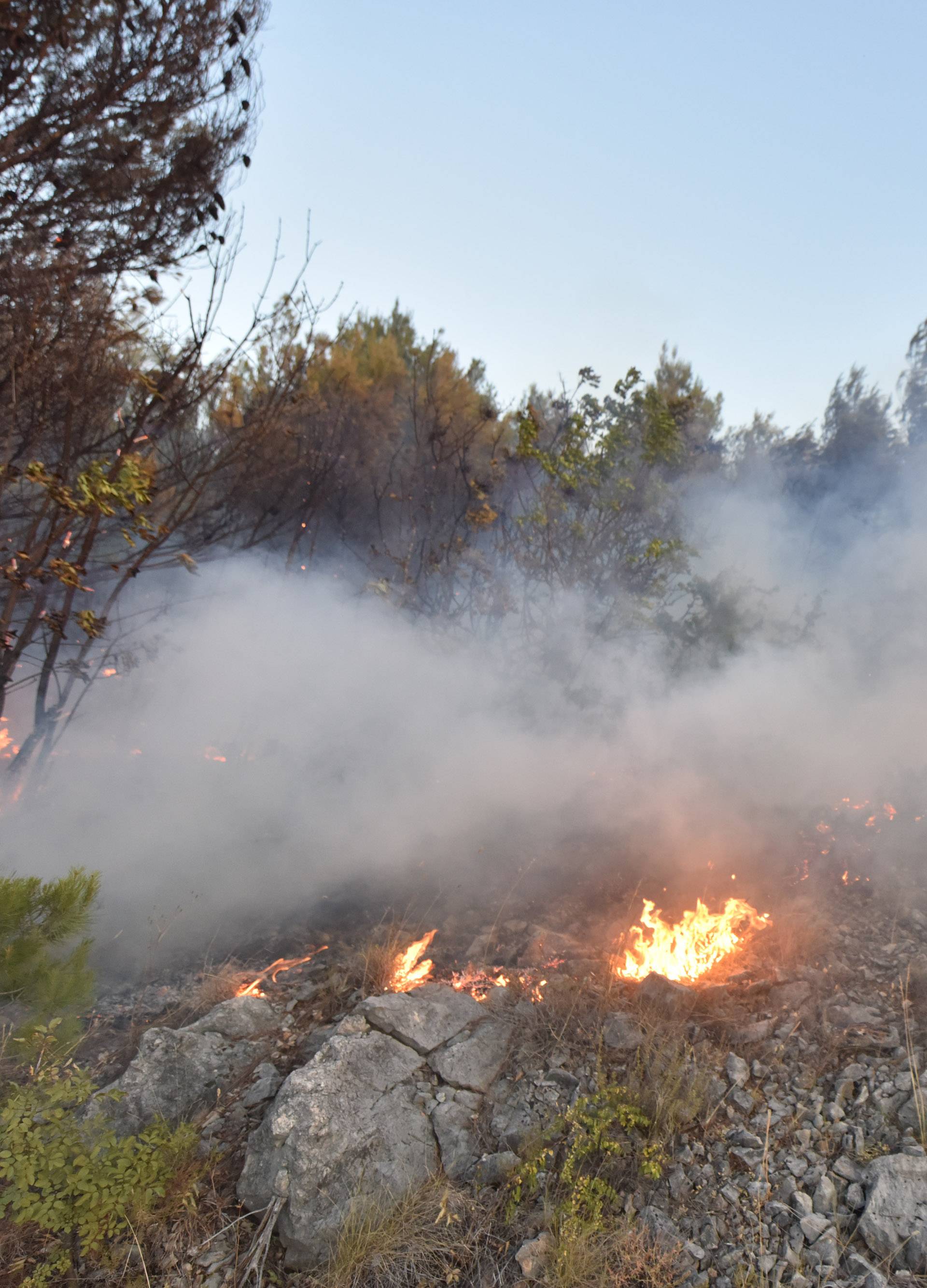 Gori i na Trtaru: Požar je na prilično nepristupačnom terenu