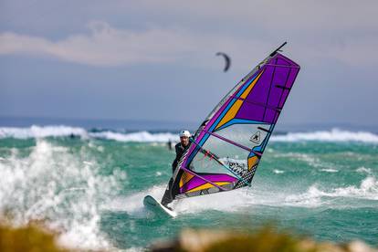 Kajteri i surferi uživaju u svojim izvedbama u valovitom moru