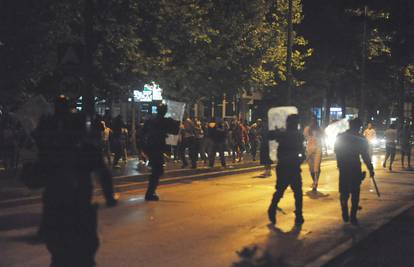 Sukob u Mostaru: Navijači BiH kamenjem su napali policajce
