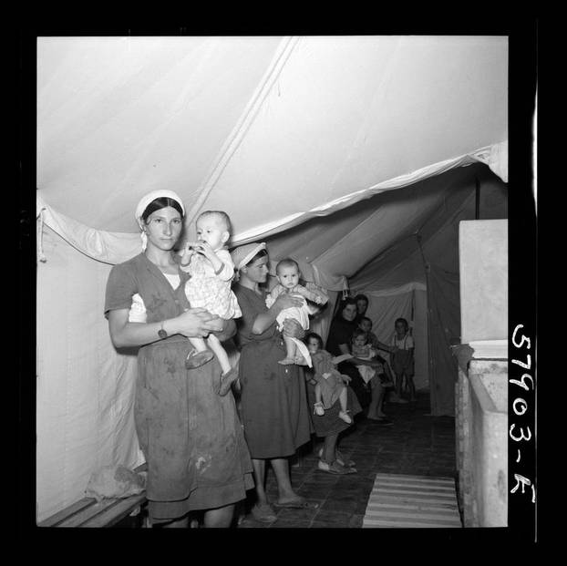 FOTO Pogledajte kako su Hrvati živjeli u El Shattu: U izbjeglištvu su slikali, svirali, radili igračke