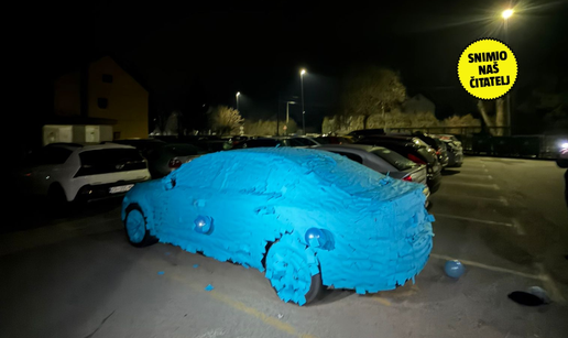 FOTO Tati iz Zagorja ukrasili cijeli auto gomilom papiri&cacute;a: 'Tako je to kod nas. Jo&scaron; &ccaron;istim'