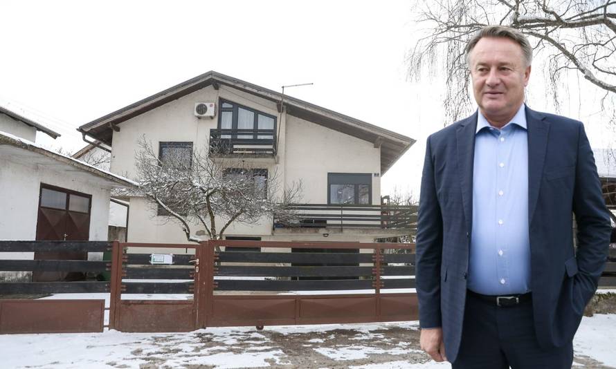 Žinić od 1995. živi u državnoj kući. Mjesečni najam je plaćao 100 kuna. Ne plaća ga od 2008.