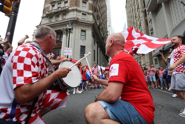 SP 2026 Philadelphia: Navijači se okupljaju prije razvijanja hrvatske zastave uoči utakmice s Ganom