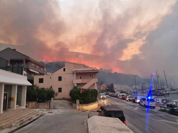 FOTO Ovo je mjesto velikog požara kod Krila Jesenice, gasi ga preko stotinu vatrogasaca