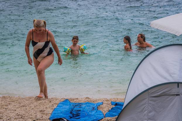 Kaštel Štafilić: Ljetni pljusak na plaži Gabine