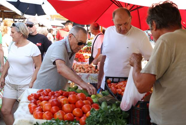 Šibenik: Ponuda vo?a i povr?a na gradskoj tržnici 