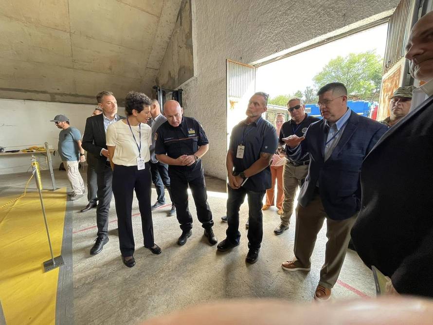 Trut više ne objašnjava svjetski priznatoj stručnjakinji. Sad joj predstavlja. Prepravio je status