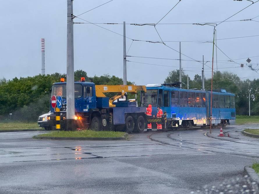 VIDEO Kaos u Zagrebu! Tramvaj završio na cesti nakon sudara, izvlačili su ljude iz Mercedesa