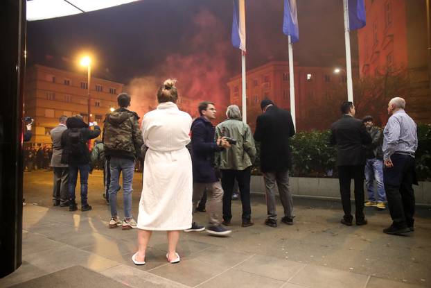 Zagreb: Djevojka u ogrtaču izašla je ispred hotela kako bi snimila bakljadu Bad Blue Boysa 