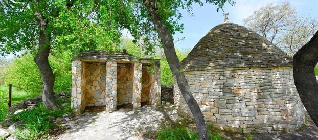 FOTO I ovoga ima: Netko u Istri prodaje kažun - kamenu kućicu. Ima 17m2, a ovo joj je cijena