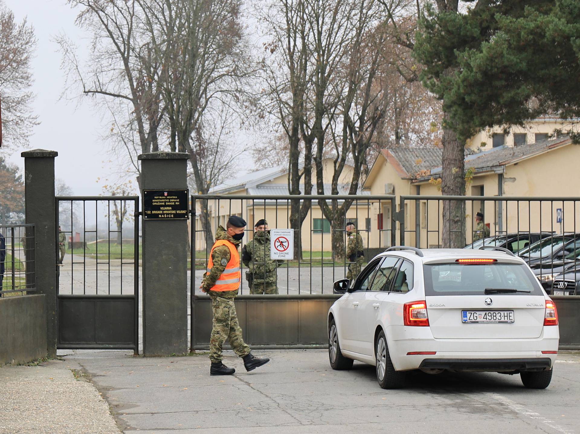 Našice: U vojarni smijenili stražu i postavili vojnu policiju; novinare nisu pustili