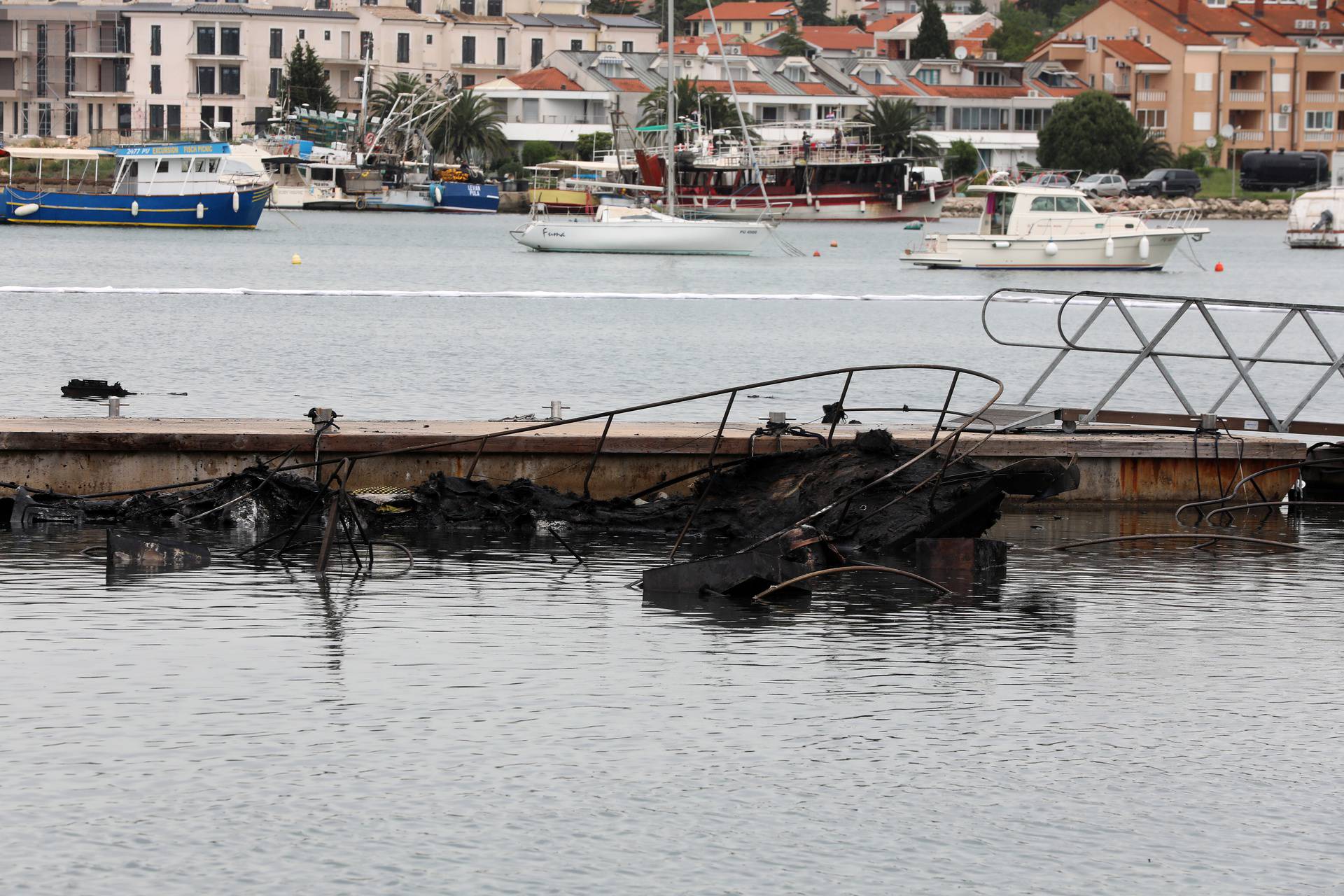 Medulin: Požar na brodovima u marini.