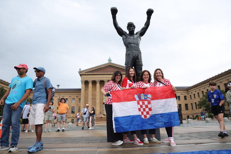 SP 2026 Philadelphia: Navijači Hrvatske fotografiraju se uz spomenik Rockyju